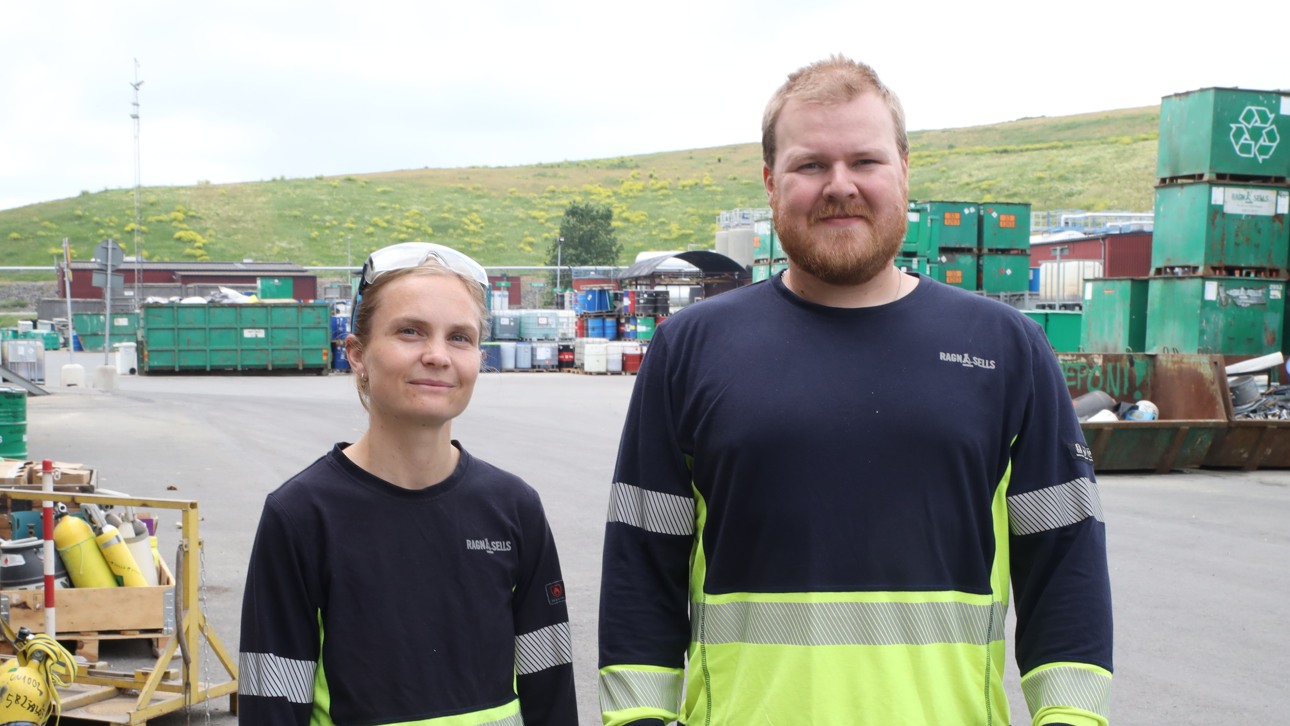 Josefin Fredriksson, nytillträdd sektionschef, och Victor Sahlin, kemitekniker på Ragn-Sells mottagning för farligt avfall på Högbytorp.