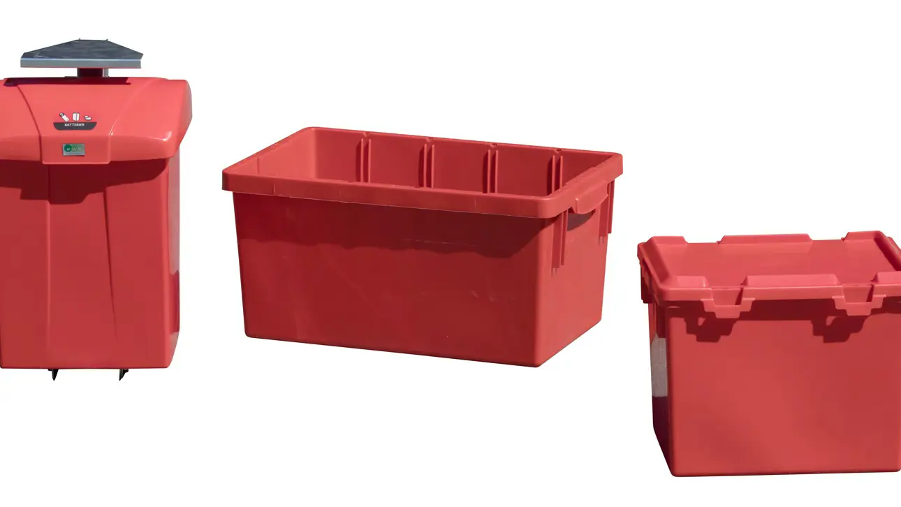 Tre röda återvinningsboxar och småbatterihållare