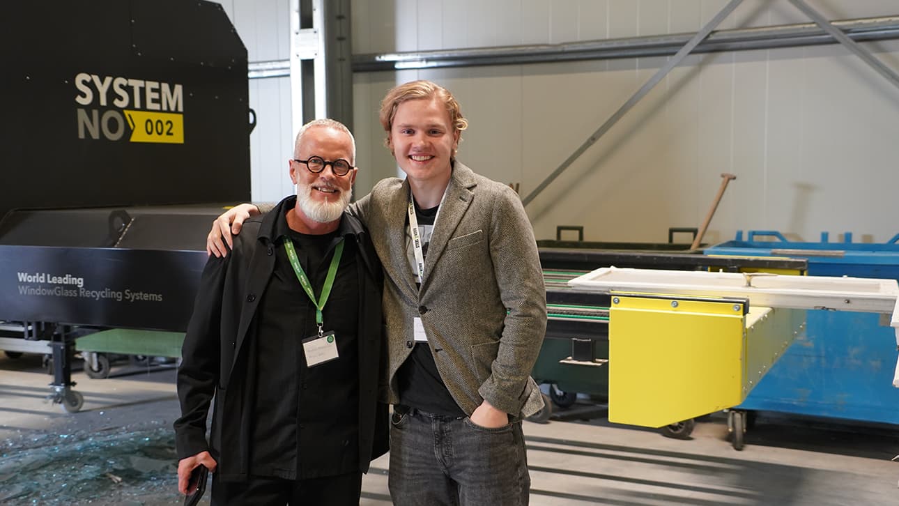 Anders Wikström, Ragn-Sells, och Emil Falk, WindowGlass Recycling, på invigningen av anläggningen i Örebro i september 2024