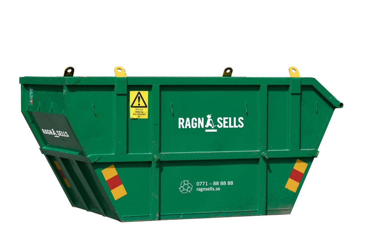 Grön container från Ragn-Sells som kan lyfts med kedjor