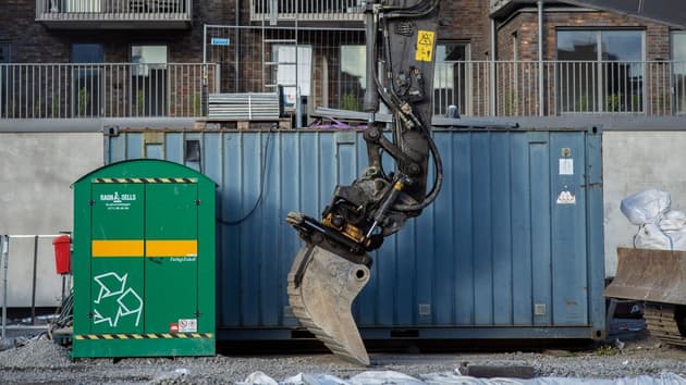 Ett miljöskåp för farligt avfall i grönt