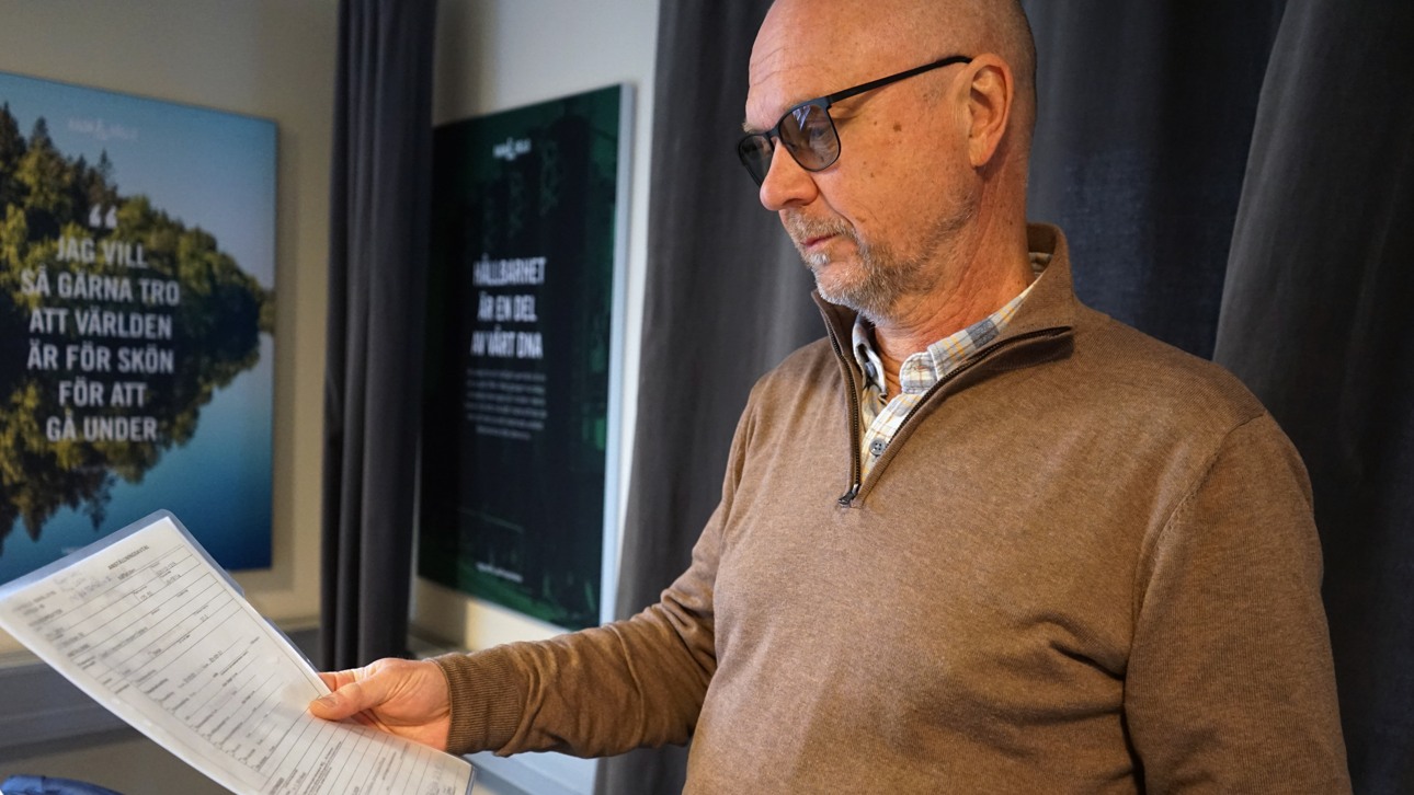 En man som tittar ner p&aring; sitt f&ouml;rsta anst&auml;llningsavtal