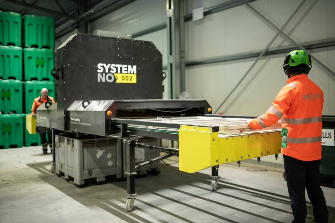 Ragn-Sells anl&auml;ggning som tar ut glaset fr&aring;n f&ouml;nster