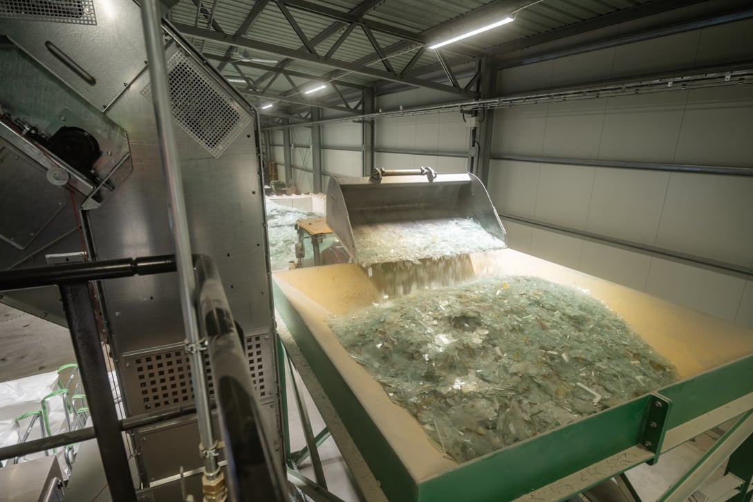 Krossat glas som sorteras fr&aring;n orenheter