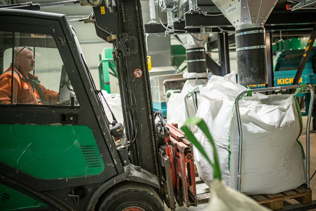 Den f&auml;rdiga sk&auml;rven packas i s&auml;ckar och skickas till ny produktion