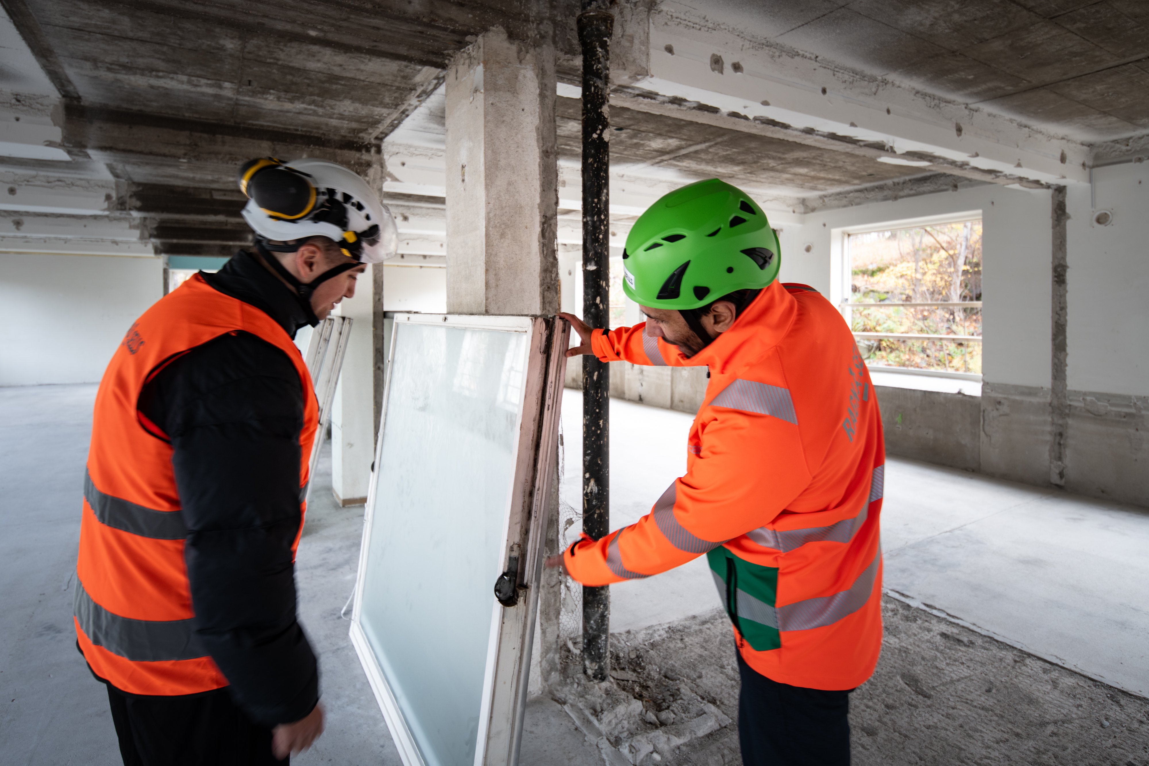 Två personer inspekterar fönster i Teknikhöjden för återvinning. Foto: Anders Bobert