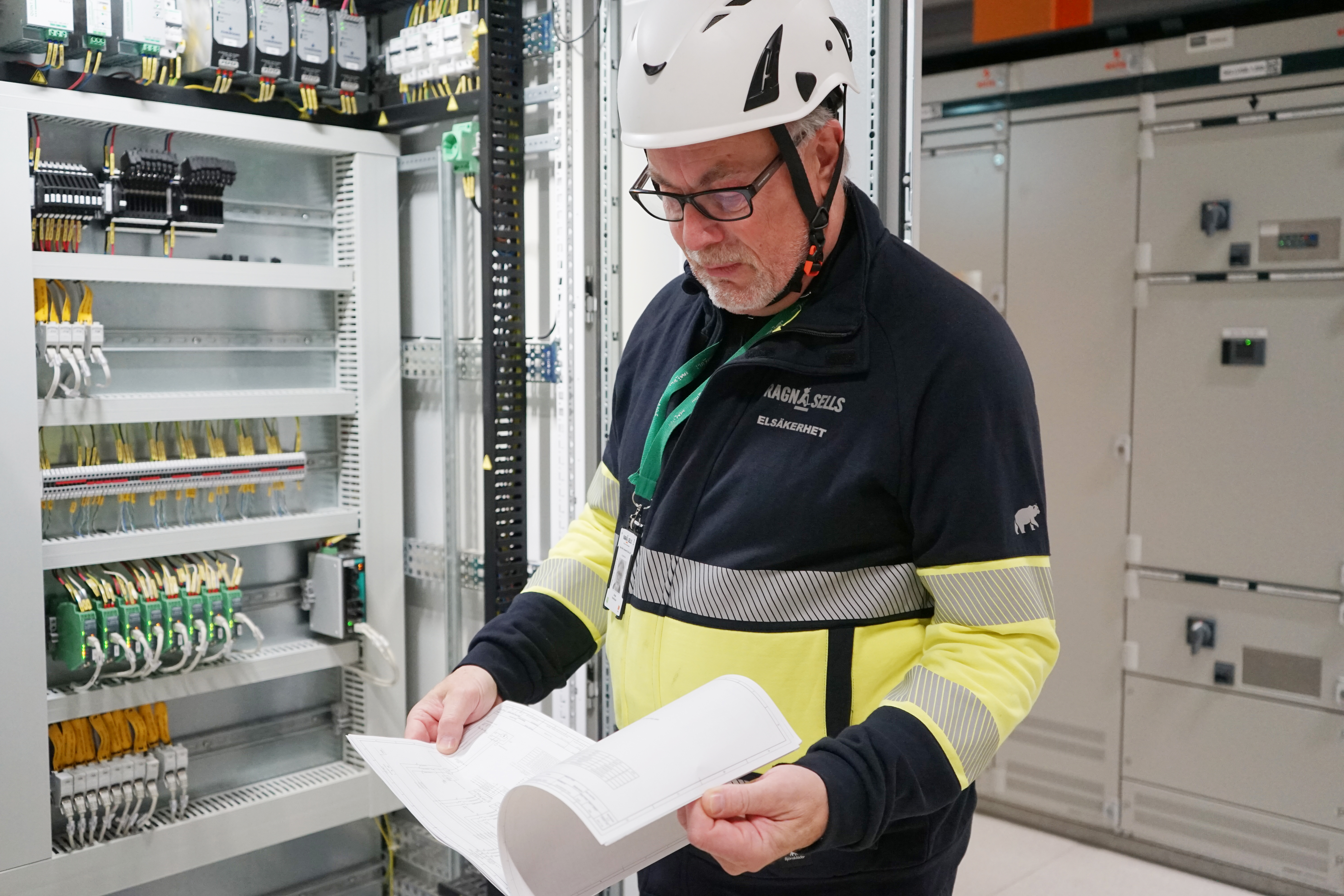 Jörgen läser i papper