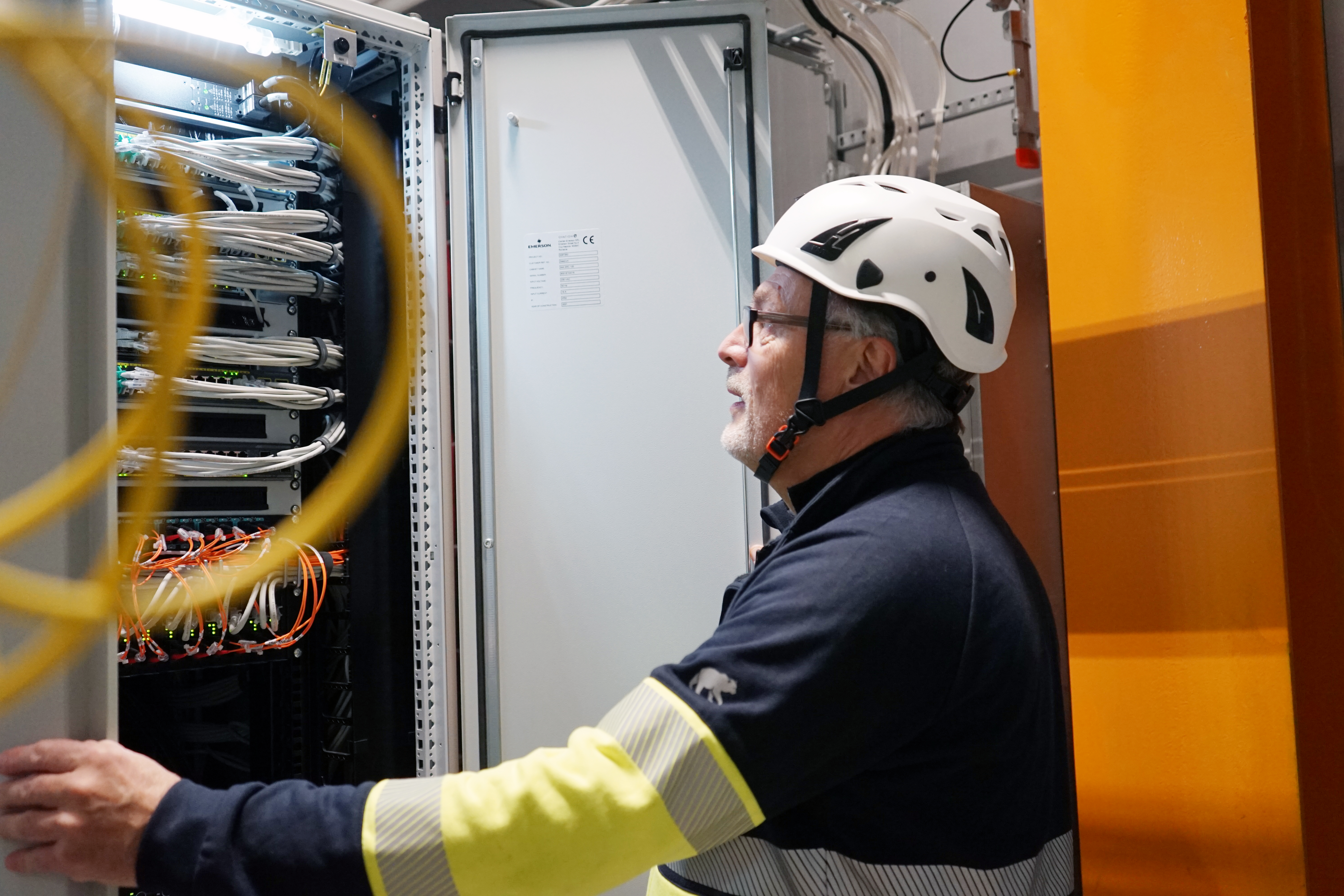 Jörgen tittar in i ett elskåp.