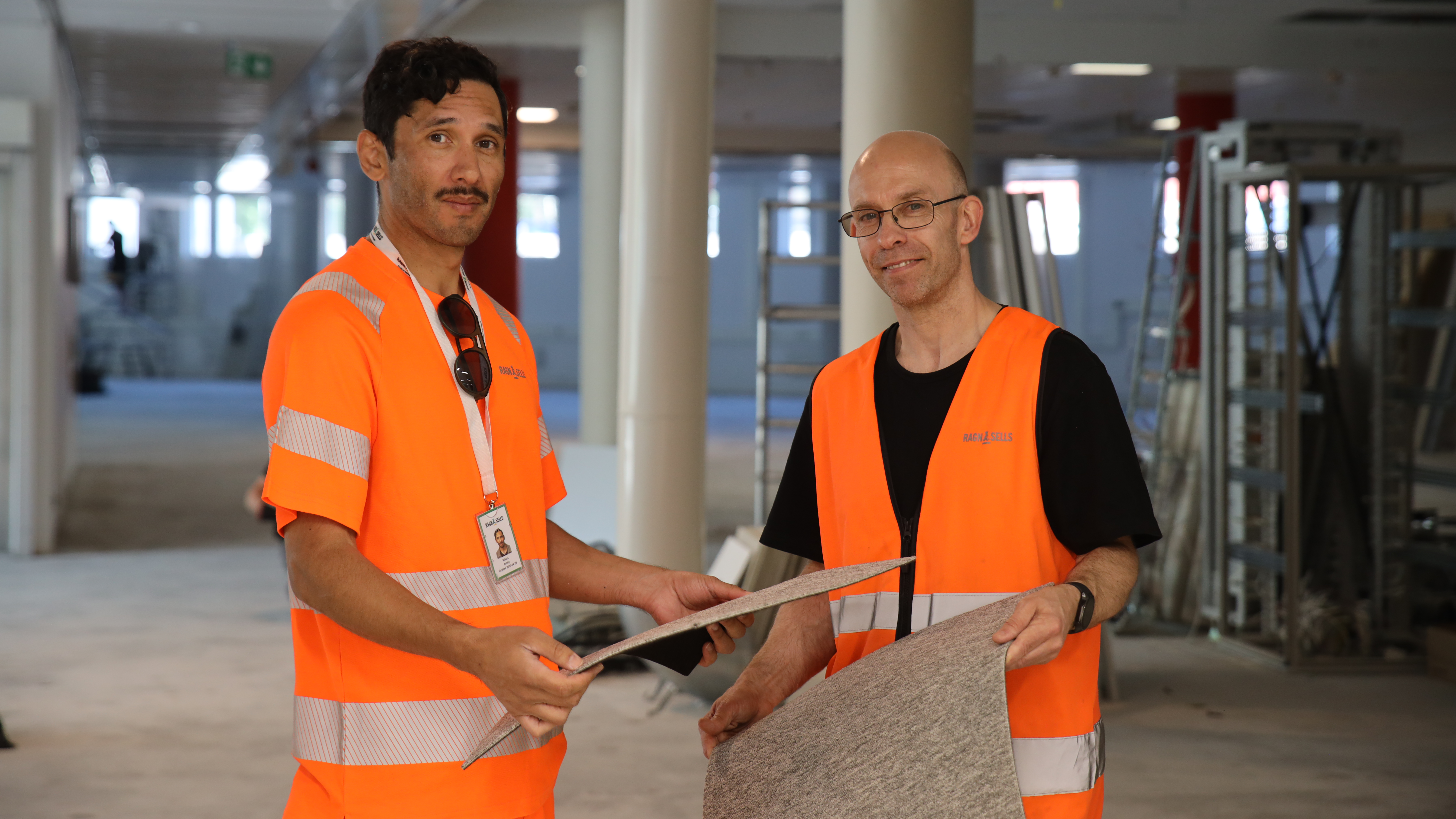 Två Ragn-Sells kollegor inspekterar en mattbit på Reboost hubben i Kista