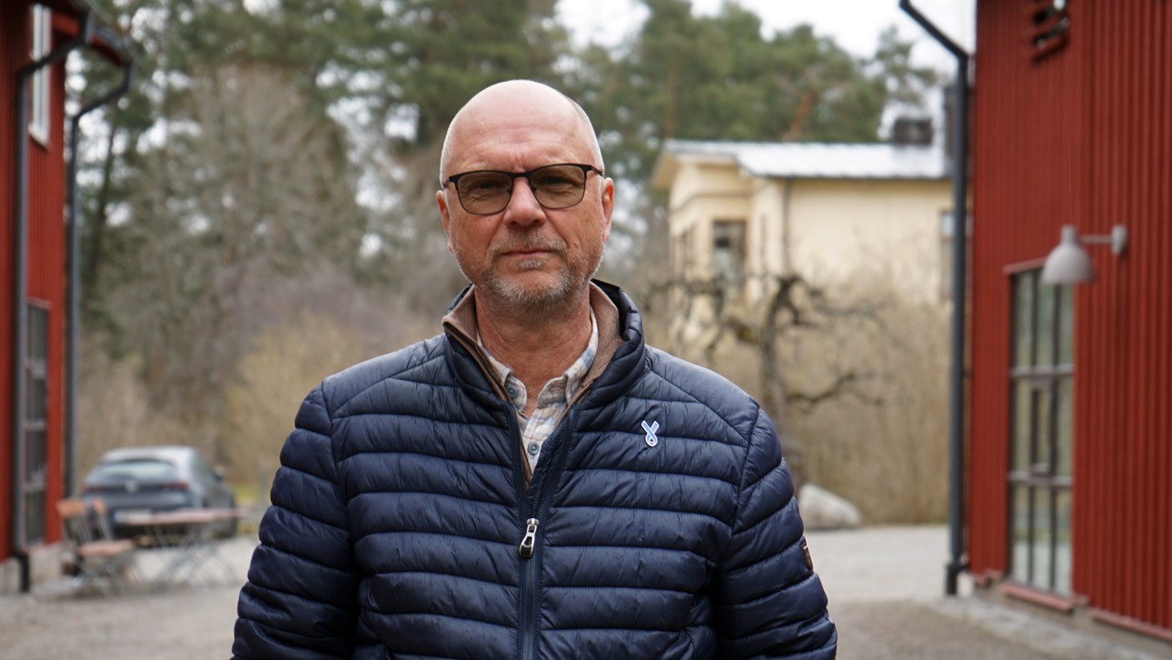 En man med blå jacka på Ragn-Sells huvudkontor