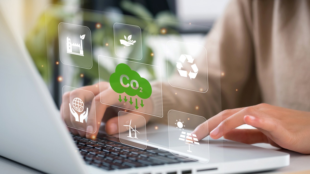 händer skriver på en laptop