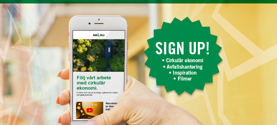 En bild på en hand som håller i en mobil som visar Ragn-Sells nyhetsbrev. Bredvid mobilen finns en symbol med ett budskap som säger "Sign up!"
