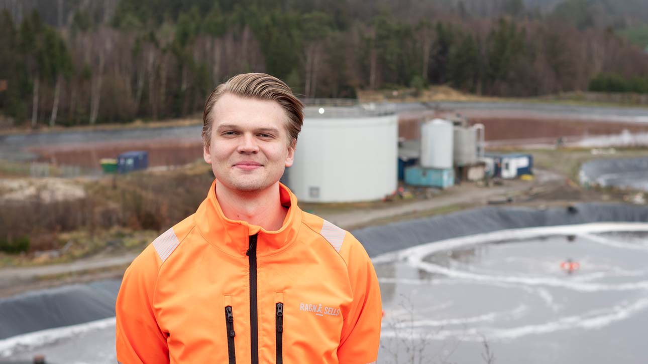 Porträtt av Ludvig Söderbom på Ragn-Sells anläggning Heljestorp i bakgrunden