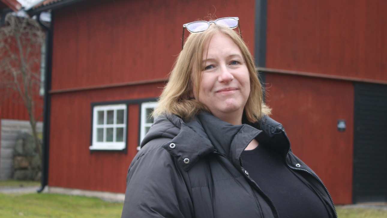 Jennie Braun framför Ragn-Sells kontor i Sollentuna