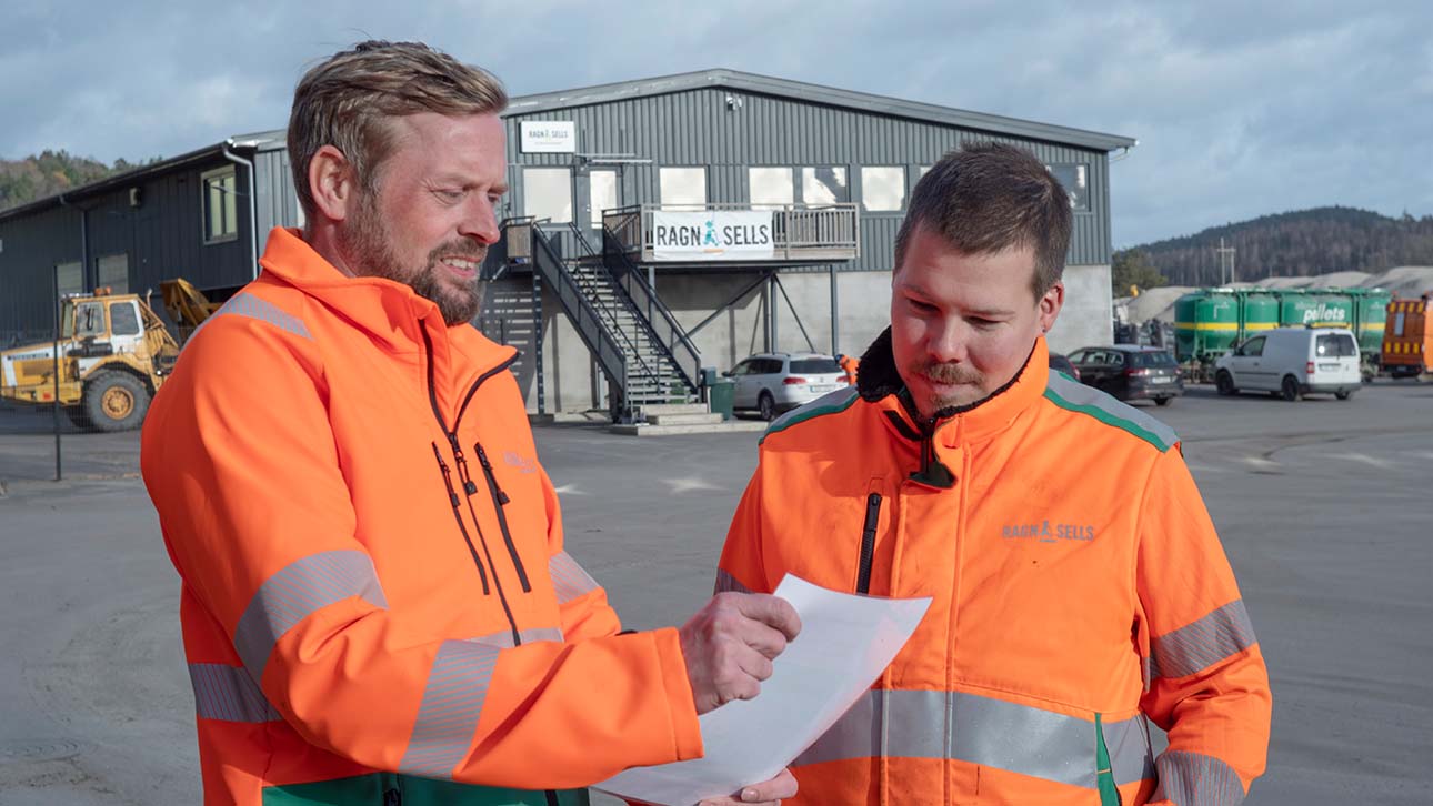 Mattias Sjöström, sektionschef på Ragn-Sells, samtalar med miljöarbetare Oliver Schmitt