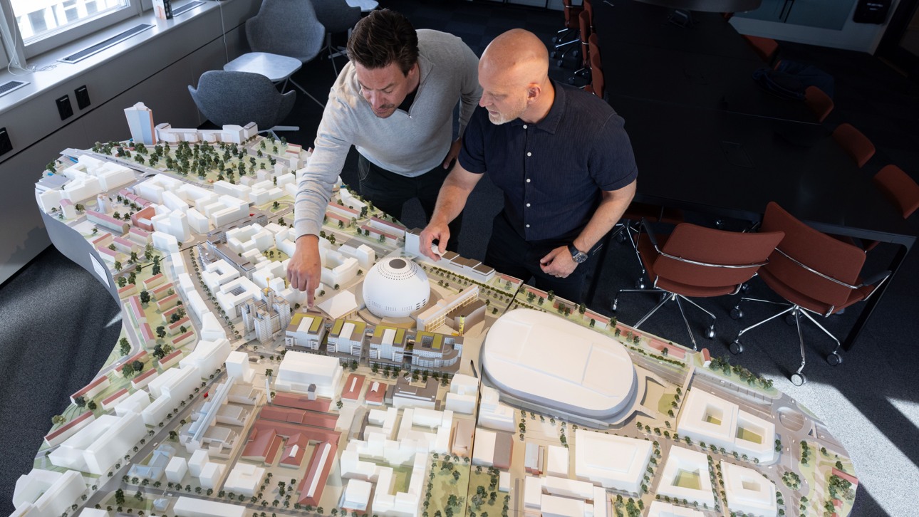 Marcus på Corem och Daniel på Ragn-Sells vid en modell över hela nya Slakthusområdet i Stockholm