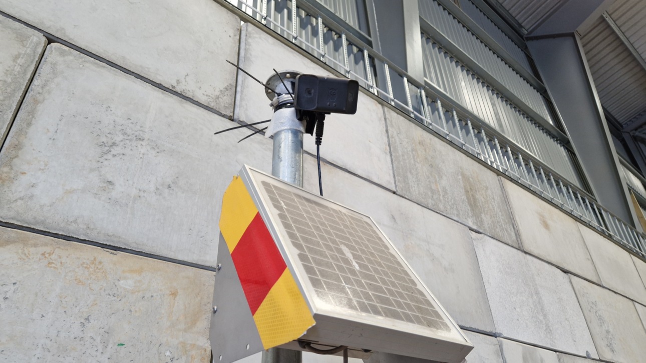 En kamera p&aring; en stolpe som drivs av solceller. Kameran ska anlysera avfallstyp med hj&auml;lp av AI