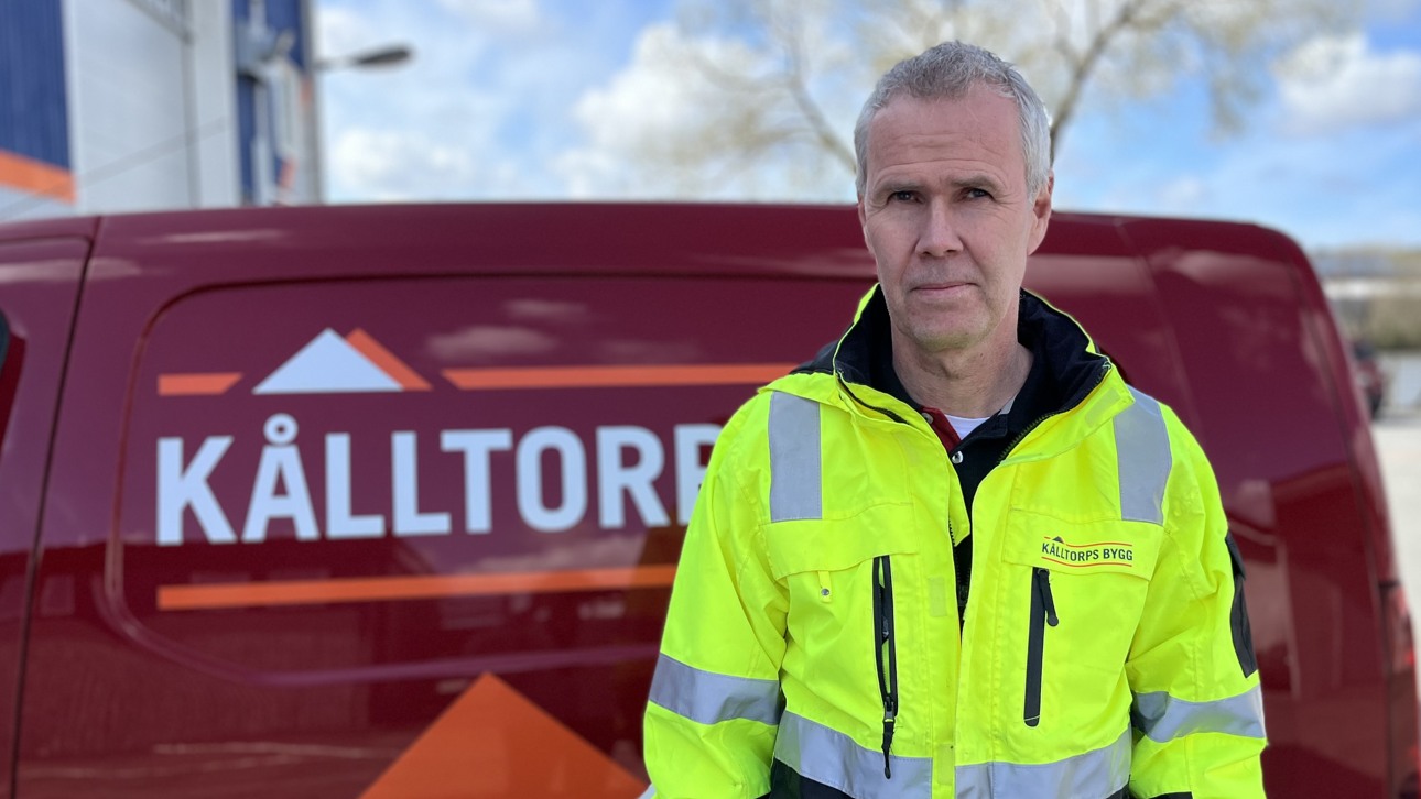 Martin Ericson står framför en röd bild med texten Kålltorps Bygg på. 