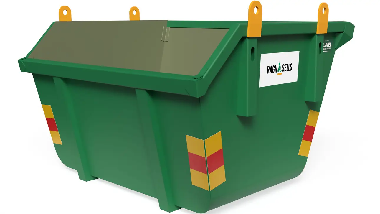 Grön liten container från Ragn-Sells som går att lyfta med kedjor via öglor. Liten 3 kubikmeter.