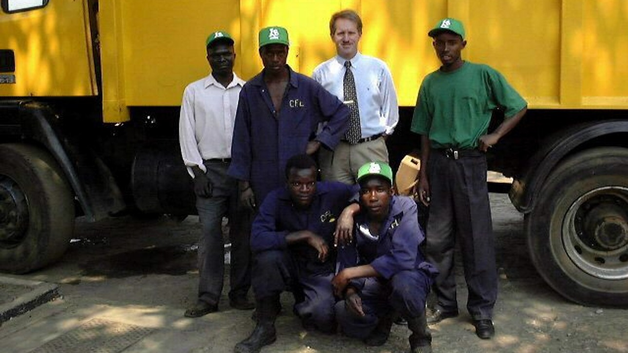 Reinhard på en gruppbild tillsammans med miljöarbetare i Zambia.