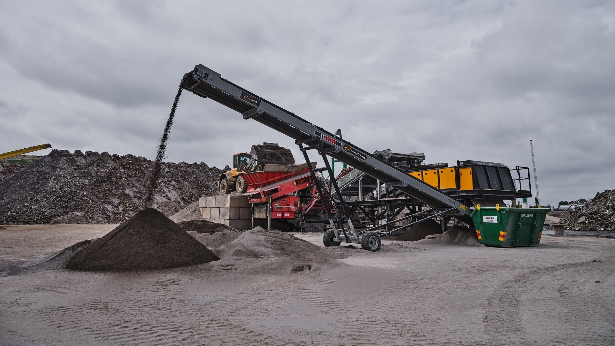 En unik virvelströmsseparator plockar ut värdefulla metaller ur slaggaska på en anläggning.