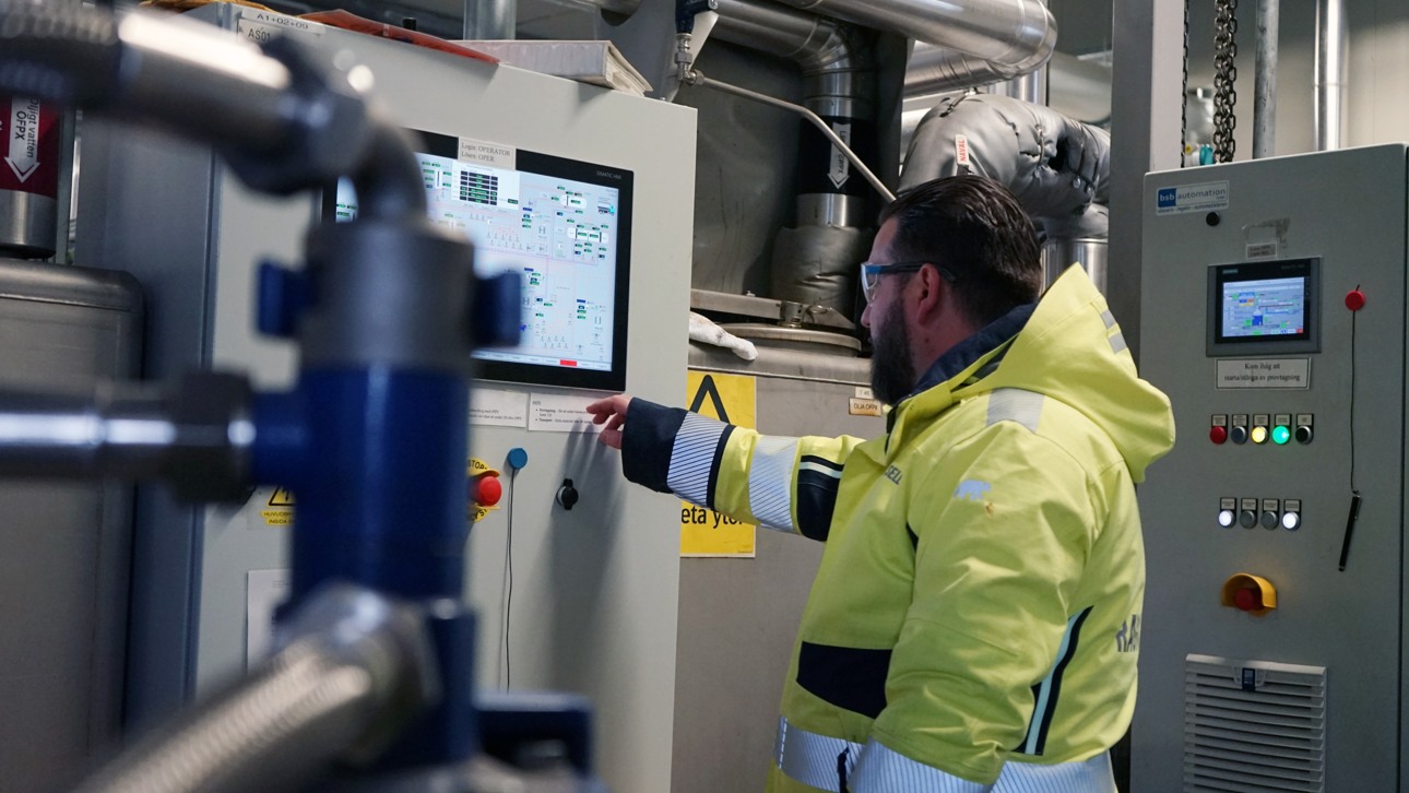 David Wallgren inspekterar en skärm med data på en av anläggningar på Ragn-Sells Högbytorp