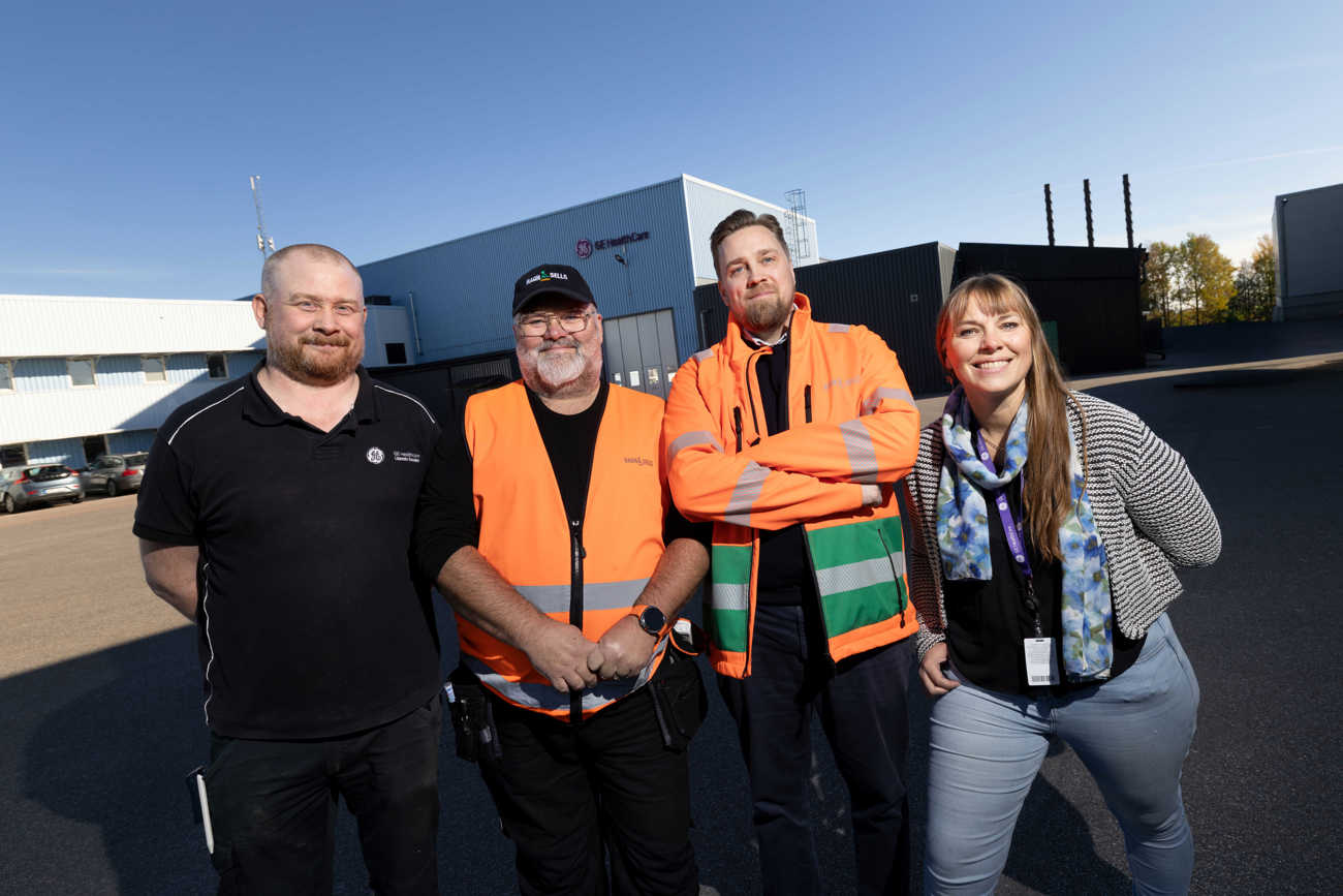 Fyra personer varav två från Ragn-Sells framför GEM PET systems i Uppsala