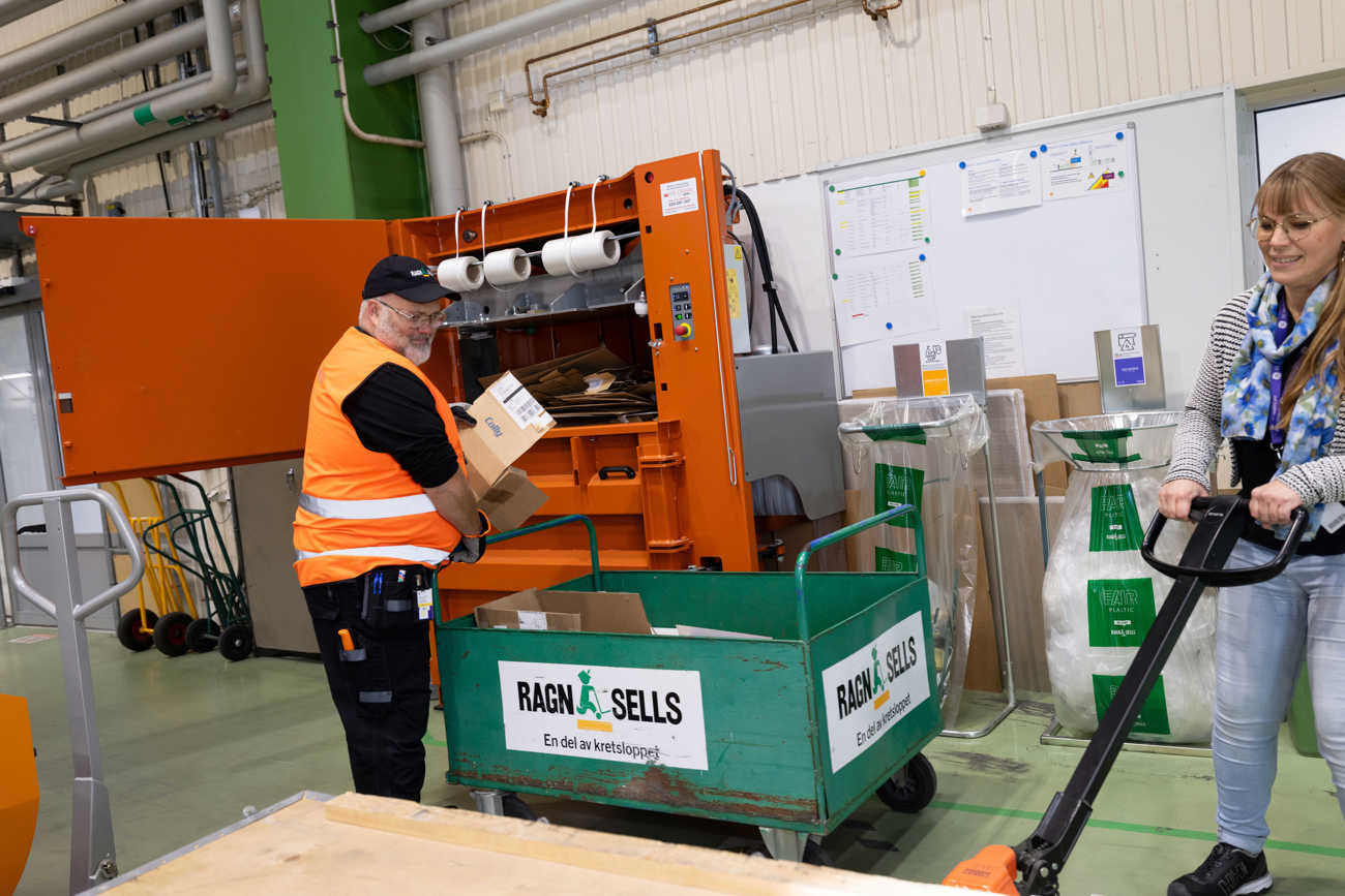 En Ragn-Sells kollega och en kund i produktionsmiljö.