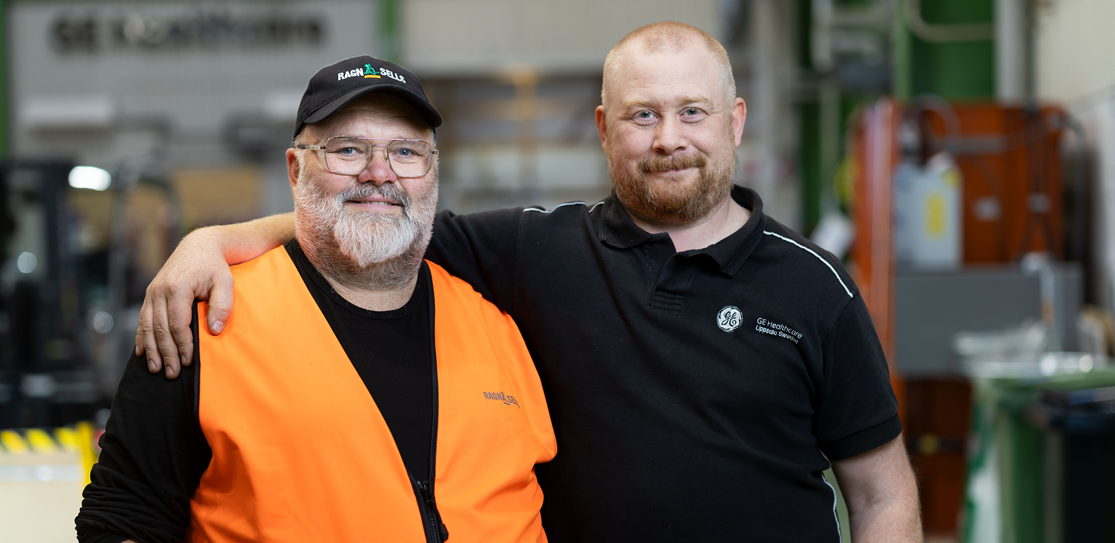 Mikael Karlström från Ragn-Sells och Tommy Nilsson i GEMS PET Systems lokaler i Uppsala