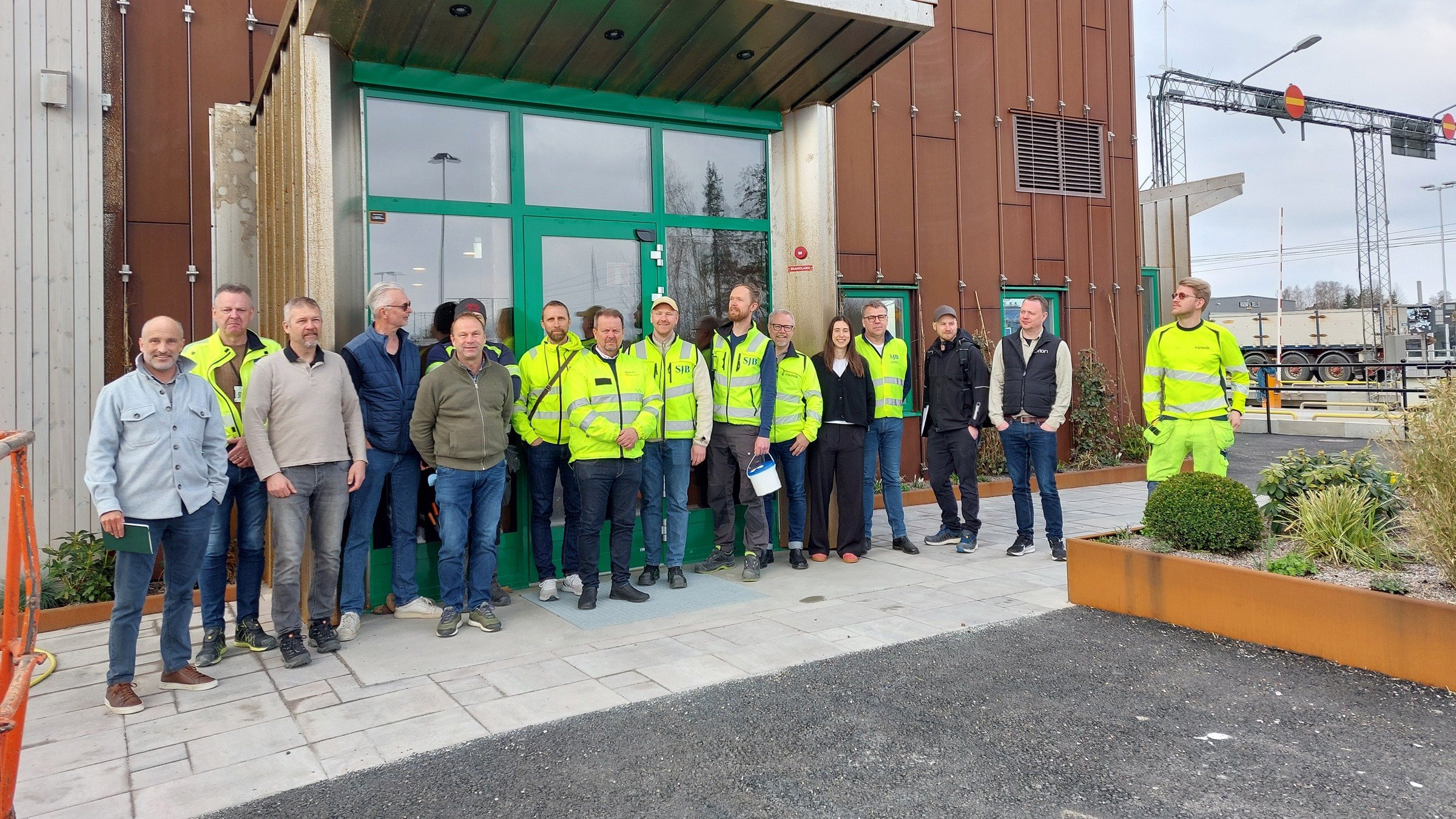 Kollegor utanför nya entrén på Ragn-Sells anläggning Heljestorp utanför Vänersborg