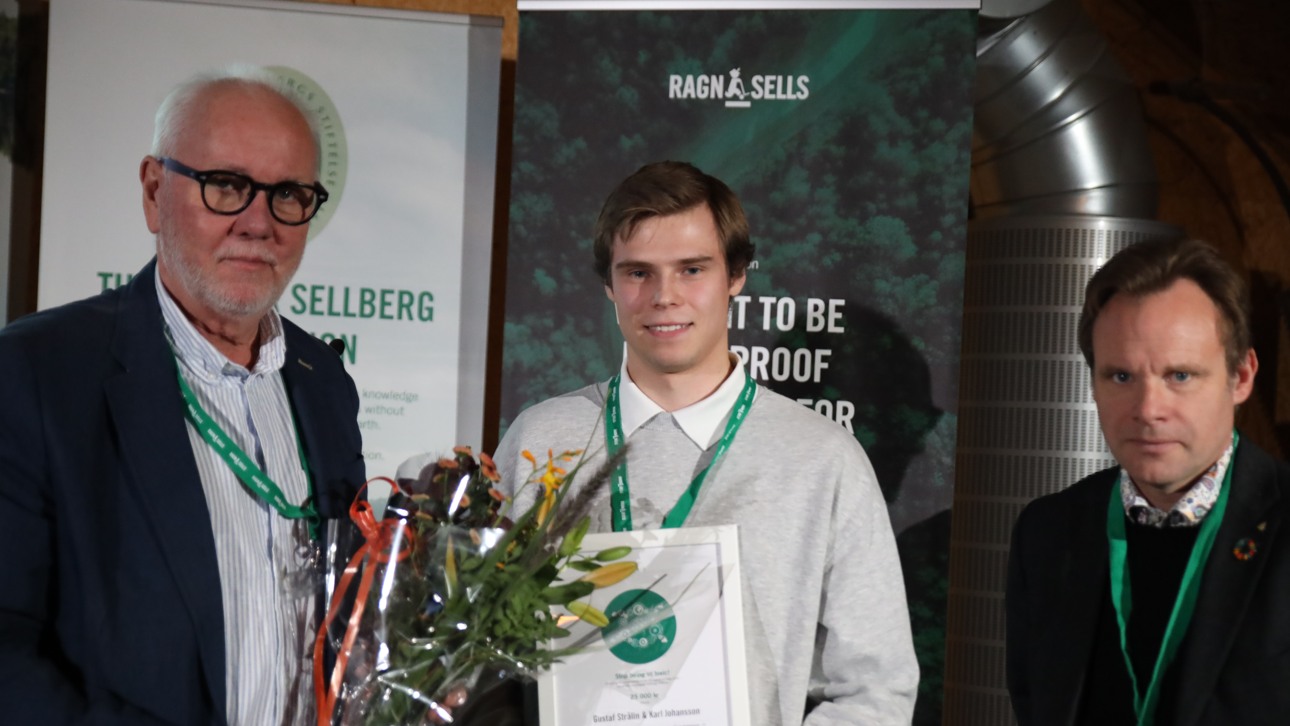 Vinnare av Ragn-Sells studenttävling och representanter från Ragnar Sellbergs Stiftelse och Ragn-Sells