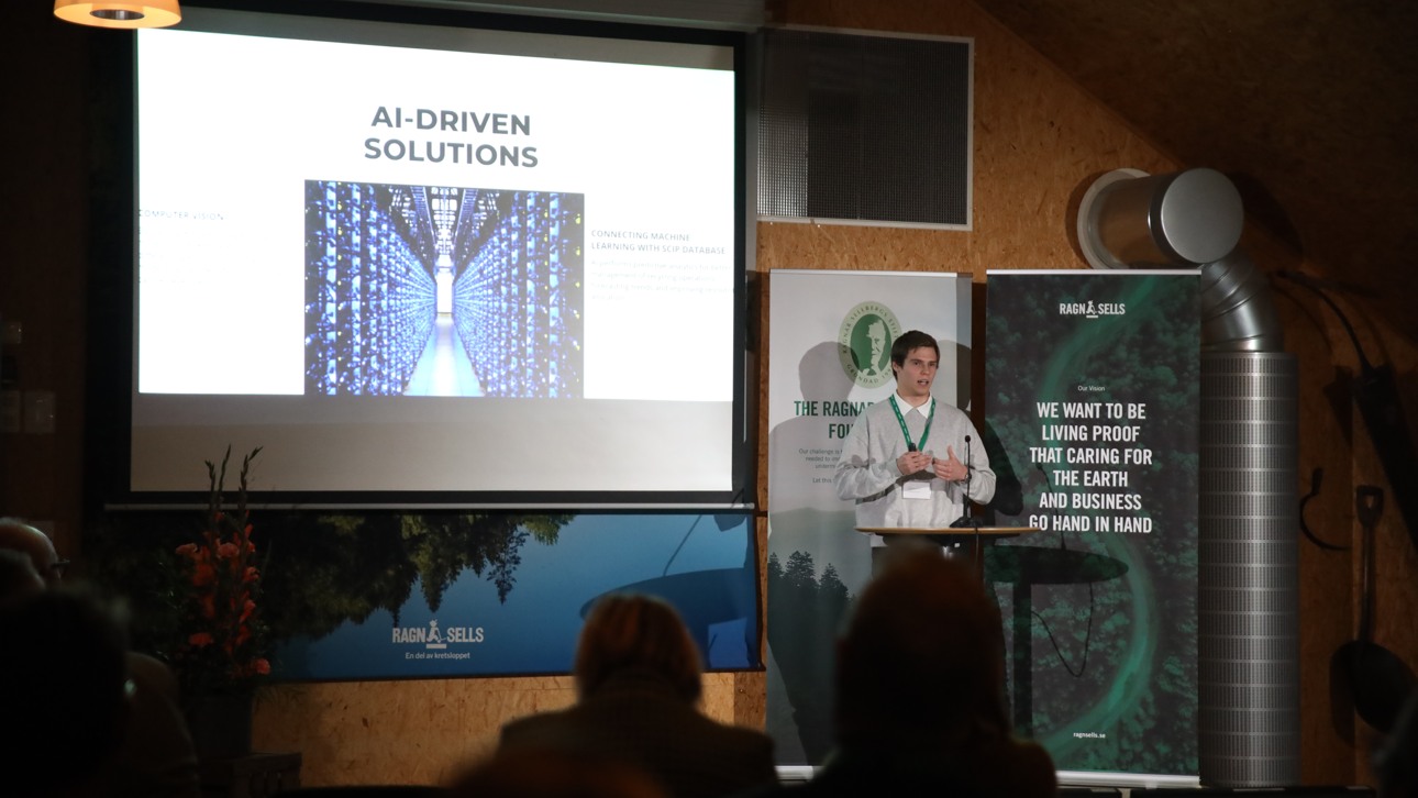 Karl Johansson presenterar det vinnande bidraget på Framtidsdagen 2024.