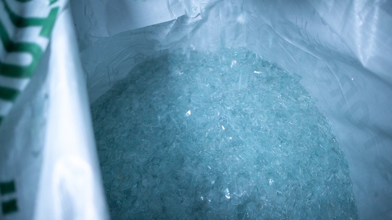 En byggsäck full med krossat glas som är råvara in i ny produktion av planglas