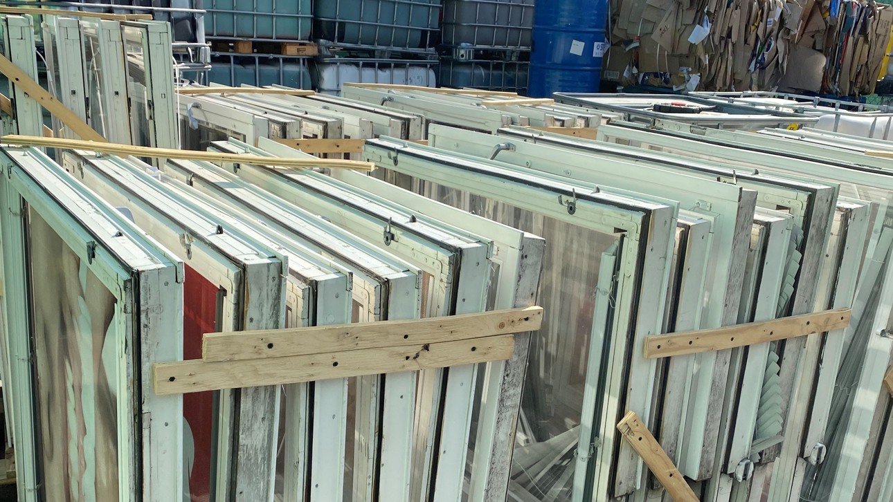 Fönster som tagits bort och står uppstaplade mot varandra