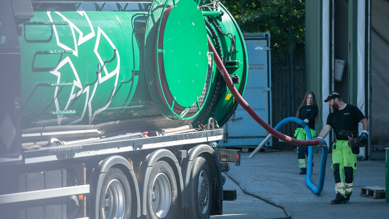 En man och en kvinna vid en slamsugbil