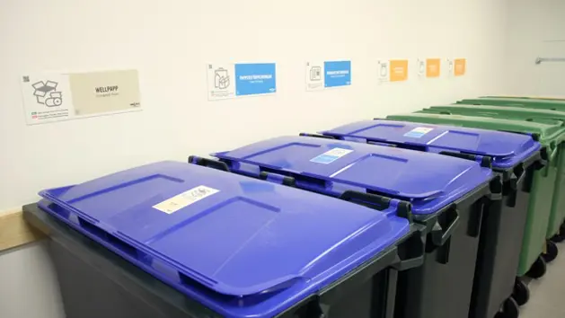 Soptunnor med sorteringsskytar i ett miljörum