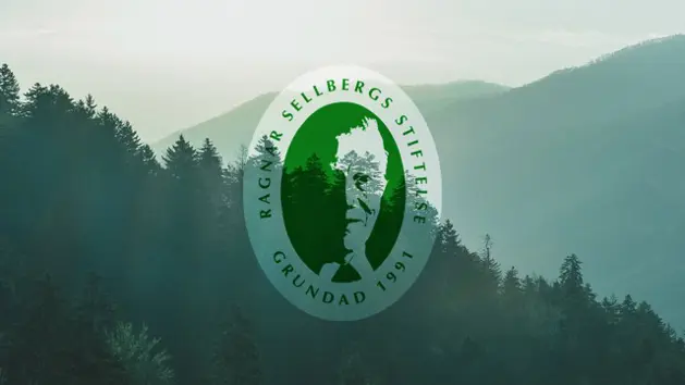 Ragnar Sellbergs Stiftelse välkomnar stipendiater Berg i schattering och en bild på Ragnar Sellberg i mitten