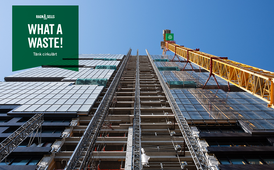 Ett höghus med närbild på fasaden underifrån. Text på bild "What a waste"