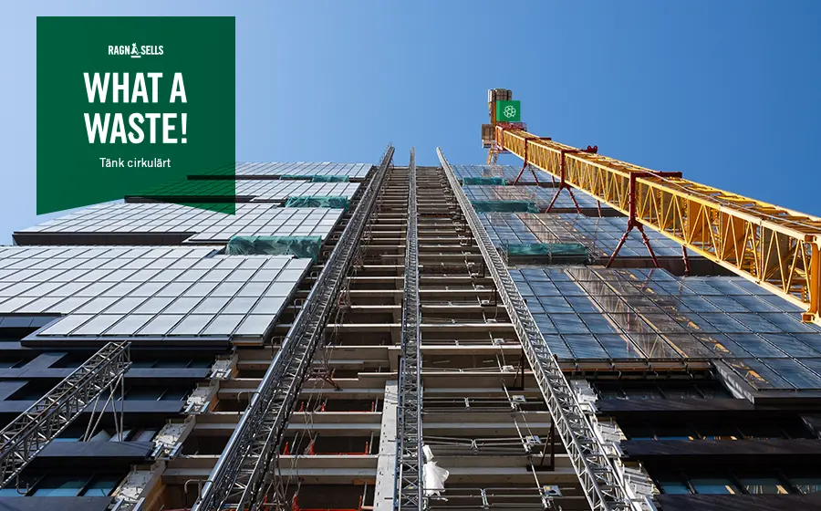 Internationellt samarbete för en hållbar byggindustri Ett höghus med närbild på fasaden underifrån. Text på bild "What a waste"