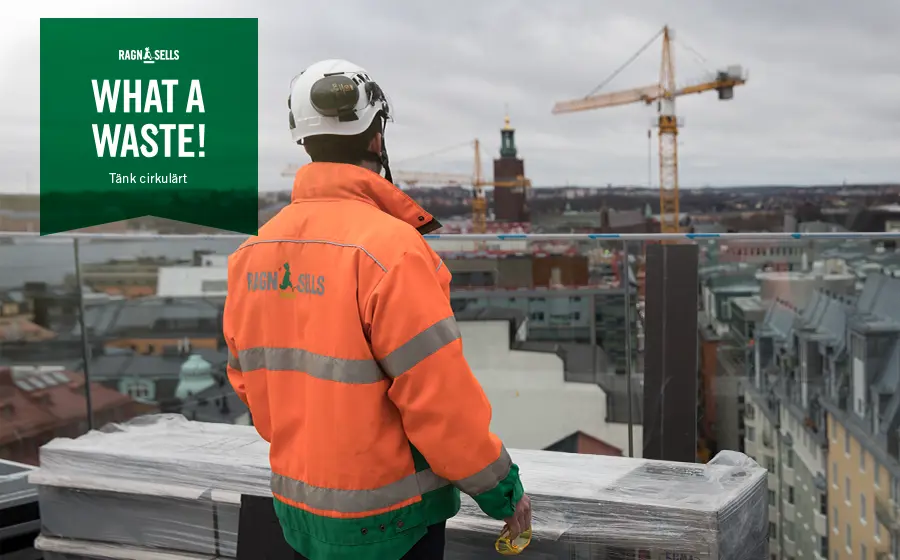 Hur kan vi hjälpa dig att skapa en cirkulär byggprocess?  En kollega (från Ragn-Sells) som står och tittar ut över en stad och ett bygge från en terrass